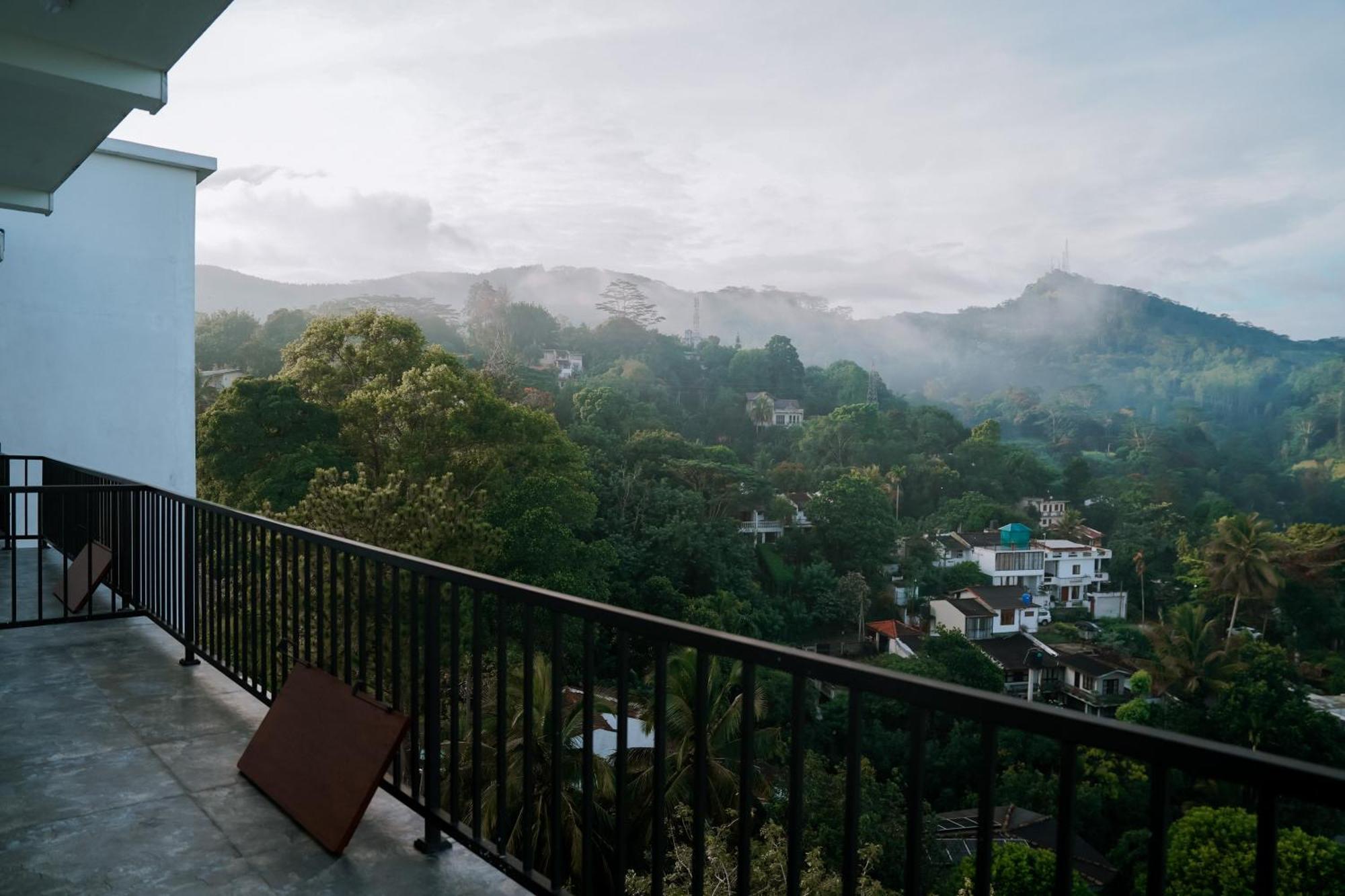 Golden Sky * Kandy